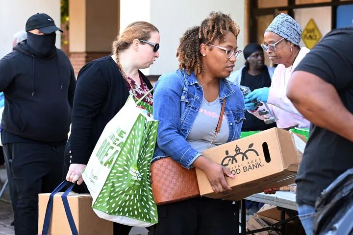 不想“露脸”！有人在健身房当前台有人兼职打4份工……澳门新葡京政府关门已3周美国公务员排长队领救济很多人(图4)